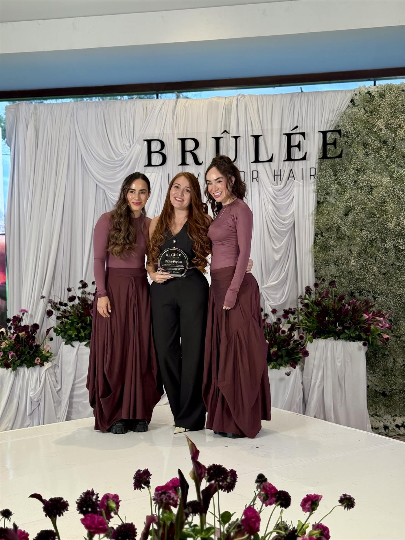Paola Ospina y dos compañeras en la capacitación de Brûlée Love for Hair