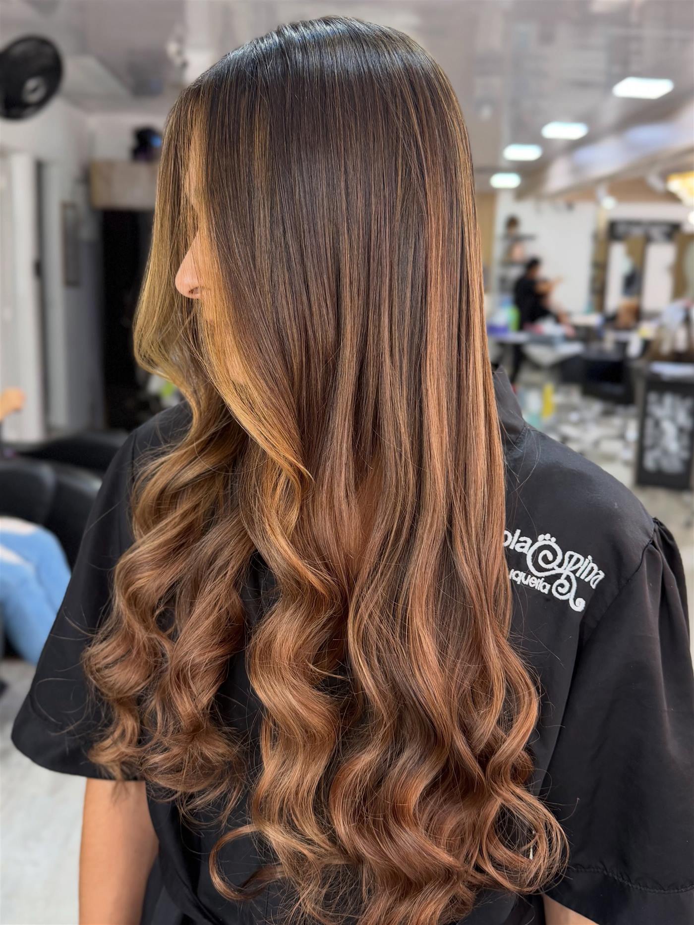 Balayage canela y destellos dorados