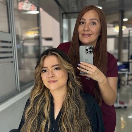 Selfie en el salón con una clienta y su balayage recién terminado